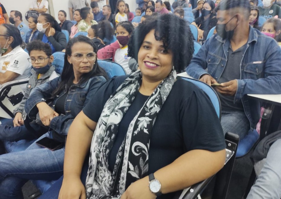  Gestora da Escola Jose Potyguara, Denise de Souza, acredita que os tablets são ferramentas que podem despertar nas crianças o interesse pelo aprendizado — Foto: Júnior Andrade/Rede Amazônica Acre