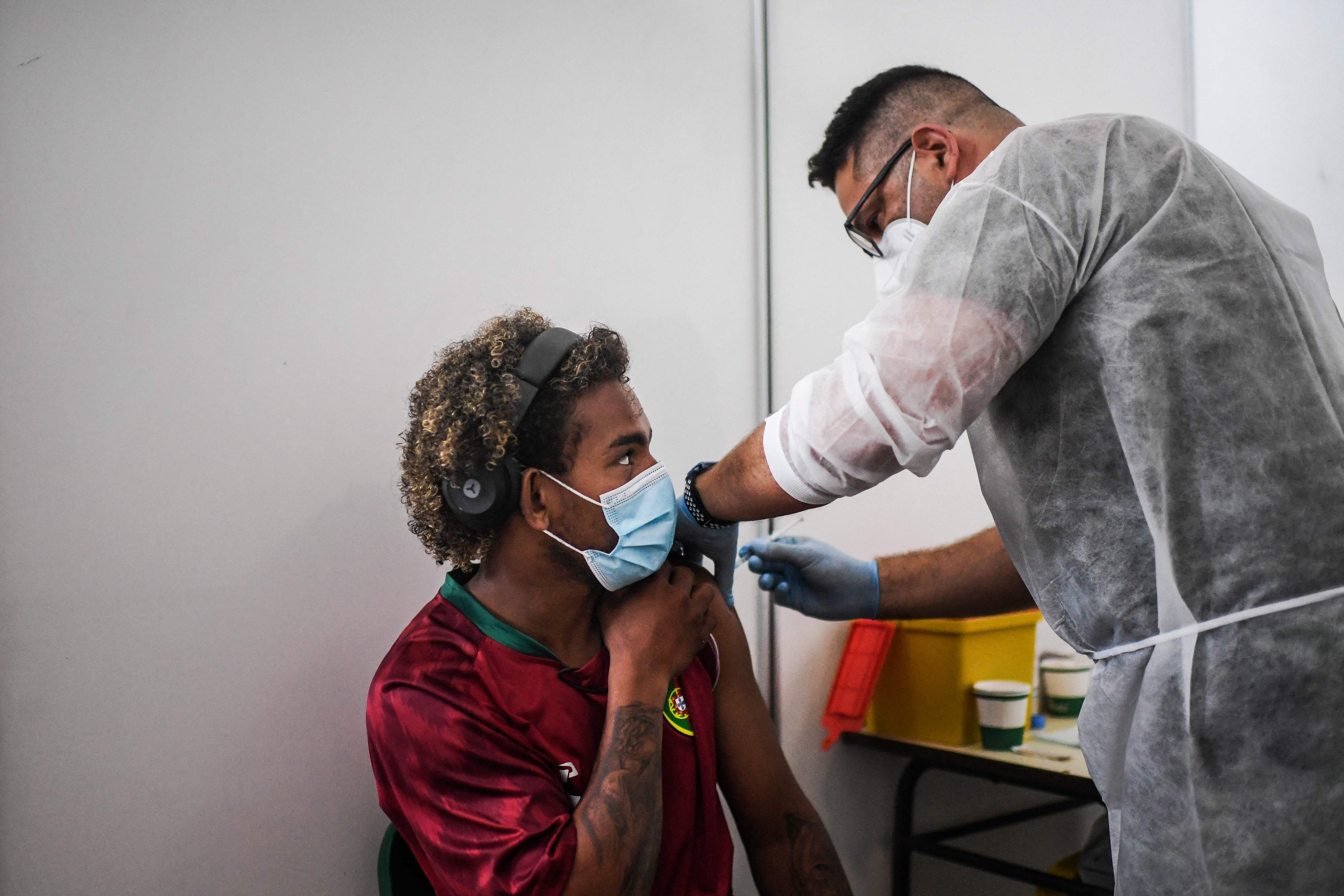 Homem recebe dose da vacina contra Covid-19 em Lisboa
