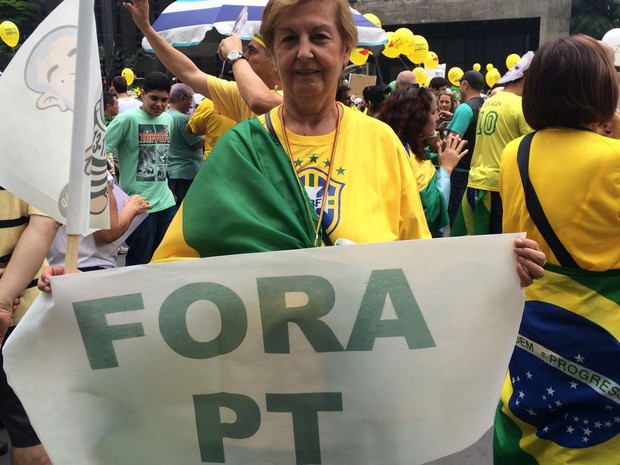 Aposentada Joana D'Arc disse que saiu de casa para "protestar contra o PT radicalmente". Ela participa de ato na Avenida Paulista, em São Paulo (Foto: Paula Paiva Paulo/G1)