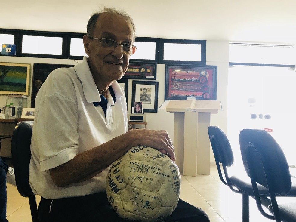 Lauthenay Perdigão fundou o Museu dos Esportes em Alagoas — Foto: Viviane Leão/GloboEsporte.com