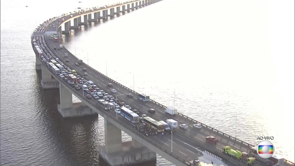 Incêndio em carro na Ponte Rio-Niterói atrapalha o trânsito na via. (Foto: Reprodução/ TV Globo)