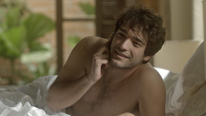 Tiago só atende sua avó Mág (Foto: TV Globo) Tiago só atende sua avó Mág (Foto: TV Globo)