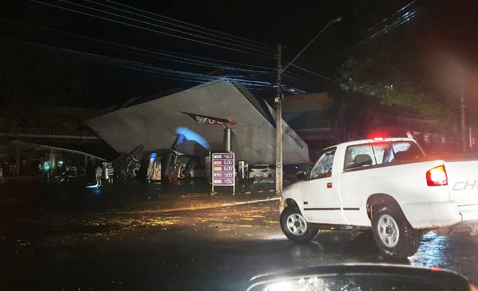 Estrutura de posto de gasolina cedeu com o temporal de Pirassununga na noite de sábado (9). — Foto: Redes sociais