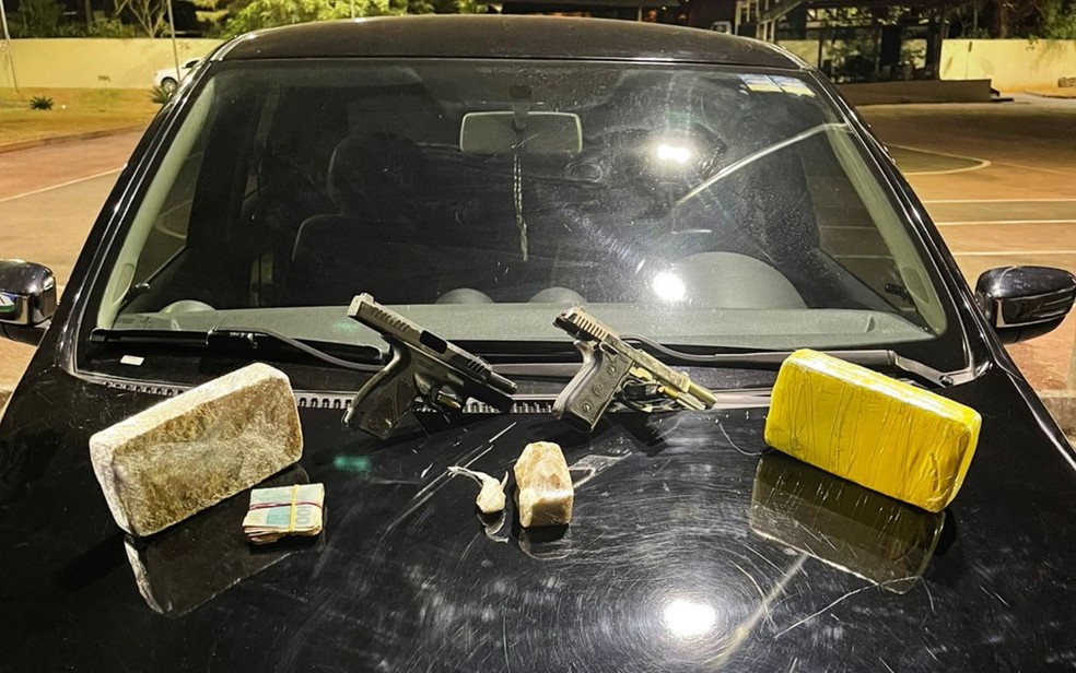 Armas e drogas apreendidas com suspeitos de balear criança por acidente em Goiânia — Foto: Reprodução/TV Anhanguera