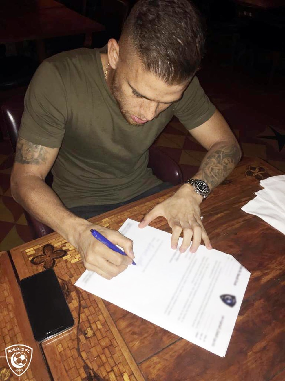 Cuéllar assina contrato com o Al Hilal — Foto: Reprodução/Twitter