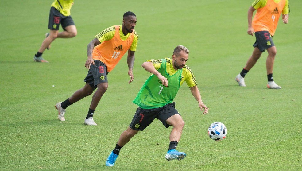 Éverton Ribeiro em treino do Flamengo no Catar — Foto: Alexandre Vidal / Flamengo