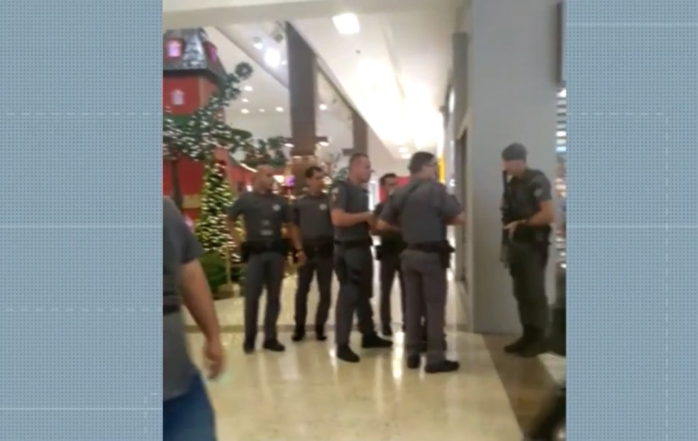 Imagem mostra movimentação de policiais após assalto a joalherias no Shopping Piracicaba — Foto: Reprodução/EPTV