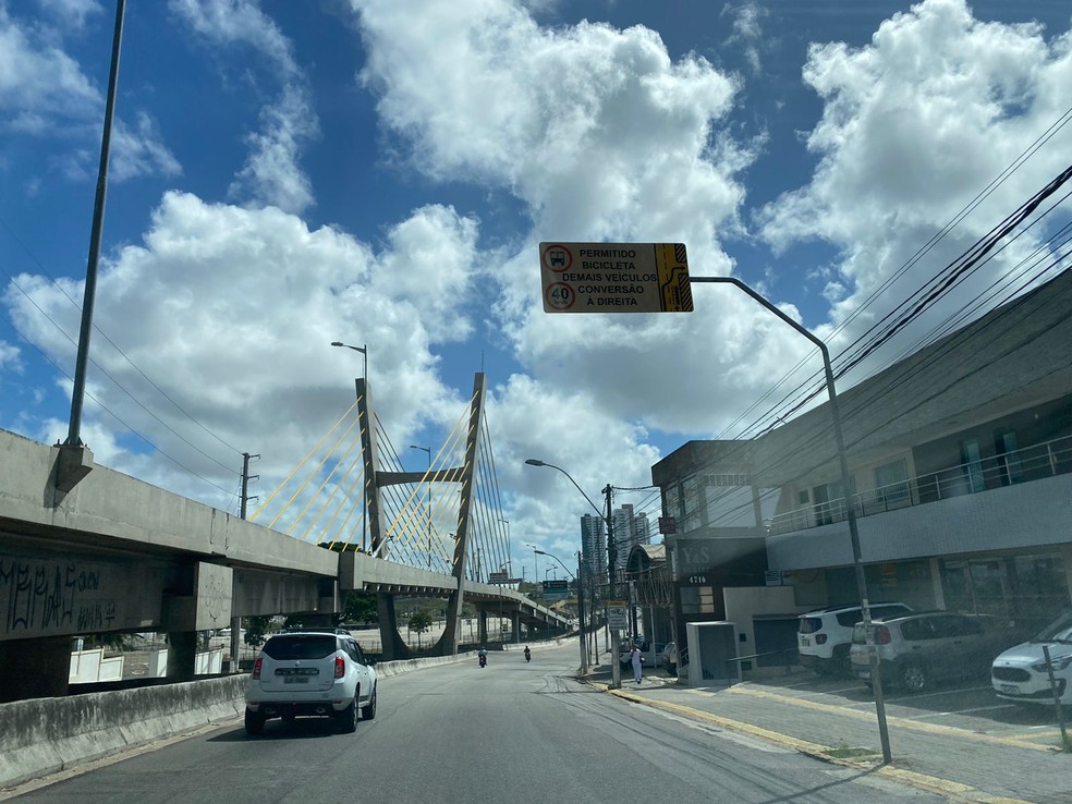 Viaduto estaiado na Avenida Prudente de Morais: comércio na região sofre impacto até hoje — Foto: Augusto César Gomes