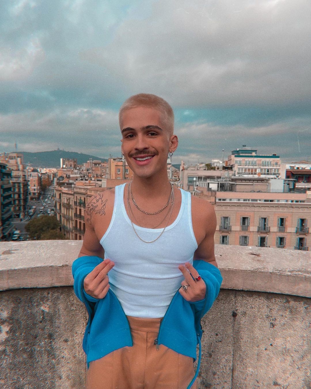 João Guilherme posa sorrindo em Barcelona e dispara: 'Sigo feliz' (Foto: Reprodução / Instagram)
