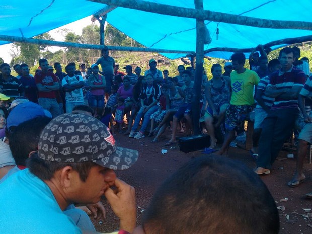 Eles estão acampados na estrada desde segunda (23) (Foto: Divulgação/STTR de Monte Alegre)