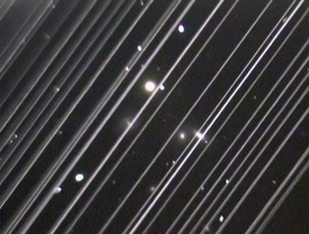 Imagem obtida no Observatório Lowell (o mesmo que descobriu Plutão). As galáxias estudadas foram atropeladas pelos satélites arruinando os dados — Foto: Vitoria Girgis/Lowell