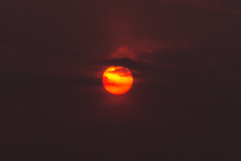 Pôr do sol visto do Alto da Lapa, na zona oeste de São Paulo, na tarde desta sexta-feira (18). Uma nuvem de fumaça provocada pelas queimadas no Pantanal avança sobre o estado de São Paulo.  — Foto: ANDRE LUCAS/ESTADÃO CONTEÚDO