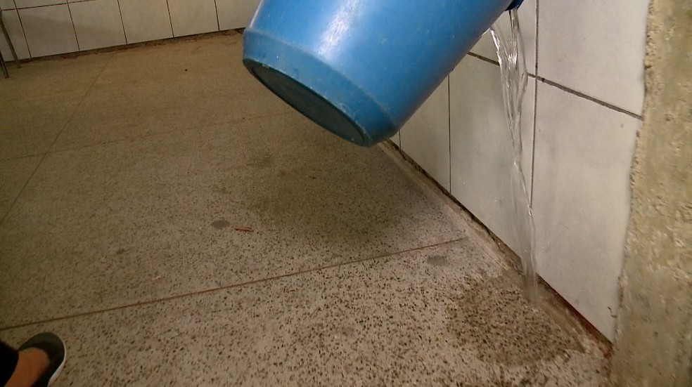Professora joga água no chão de sala para amenizar calor em Teresina — Foto: Reprodução/TV Clube