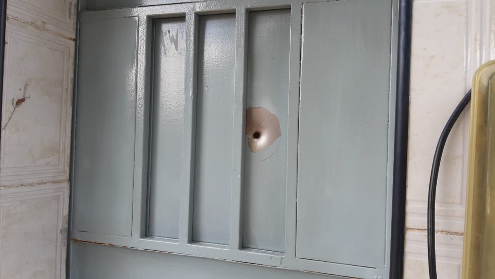 Portão da residência atingido por tiros  — Foto: Lorena Tavares/SVM