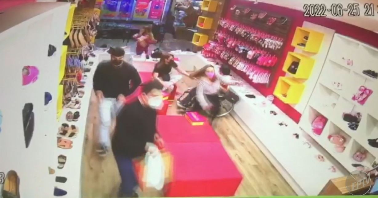 Tentativa de roubo a joalheria do Shopping D. Pedro deixa 2 seguranças baleados e gera correria em Campinas; VÍDEO