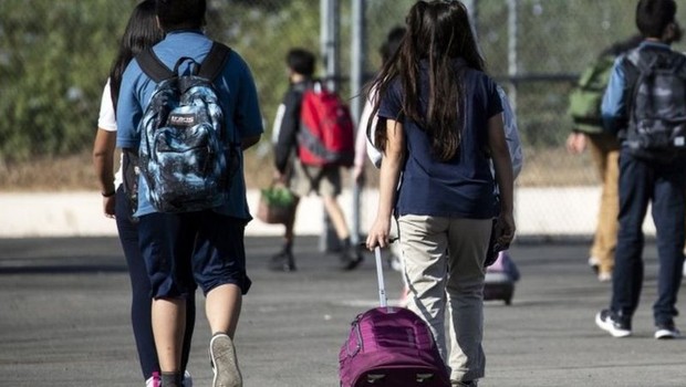 Alunos indo para a escola em Los Angeles; condado californiano determinou vacinação obrigatória para estudantes com 12 anos ou mais (Foto: BBC News/EPA)