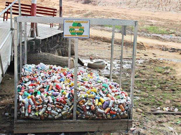 Cooperativa de turismo instalou lixeiras para coletar latas de alumínio para reciclagem (Foto: Marcos Dantas/G1 AM)