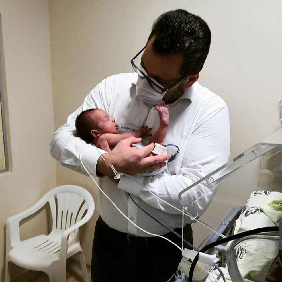 Deputado Alan Rick segura o filho Pedro que nasceu prematuro — Foto: Arquivo pessoal