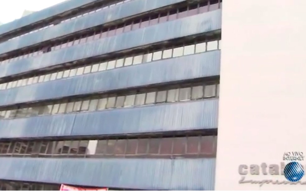 Corpo da vítima estava no quinto andar do prédio, na Avenida Tancredo Neves (Foto: Reprodução/TV Bahia)