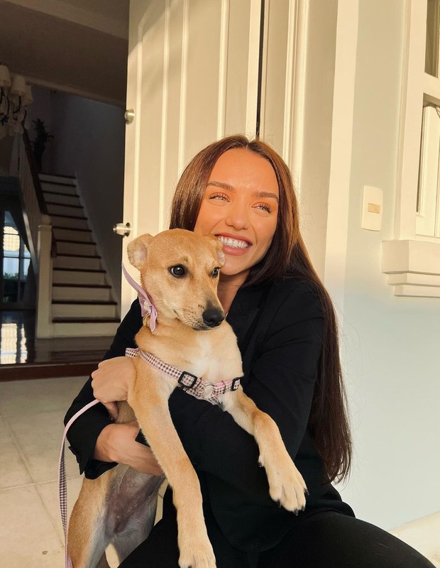 Rafa Kalimann e sua nova cachorrinha (Foto: Reprodução Instagram)