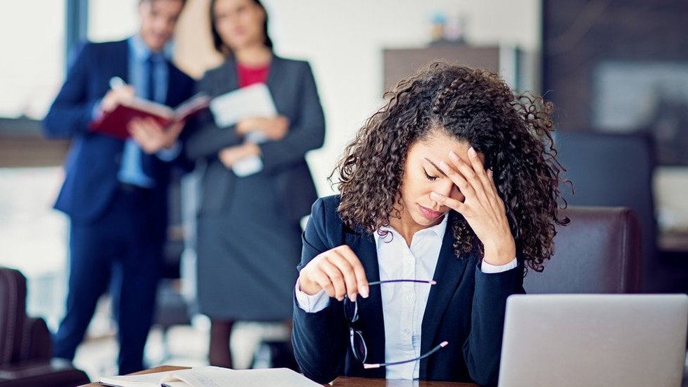 O ambiente de trabalho pode contribuir para a sensação de esgotamento, especialmente quando há pressão intensa e pouco apoio — Foto: Getty Images via BBC