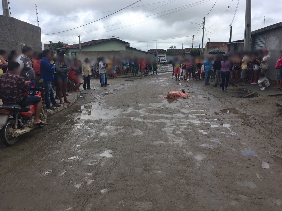 Corpo da jovem foi encontrado por moradores do loteamento (Foto: Ana Rebeca Passos/TV Asa Branca)