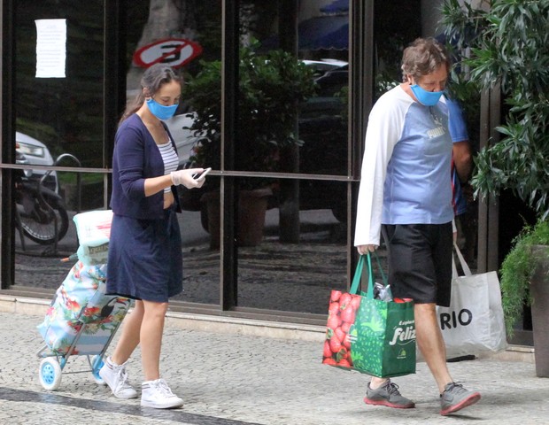Adriana Birolli vai às compras com namorado (Foto: Daniel Delmiro/Agnews)