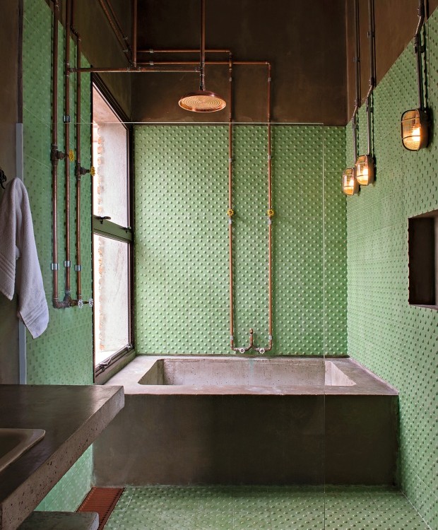 Projeto do Estúdio Penha, o banheiro tem ladrilhos táteis, da Ladrilar, evocando o universo sensorial (Foto: Edu Castello / Editora Globo)