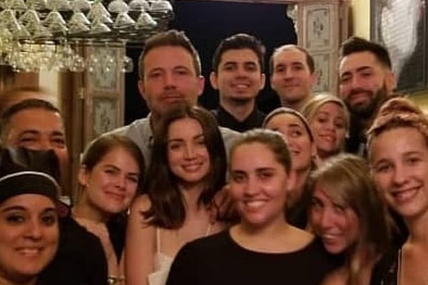 Ben Affleck e Ana de Armas com funcionários de um restaurante em Cuba (Foto: Instagram)