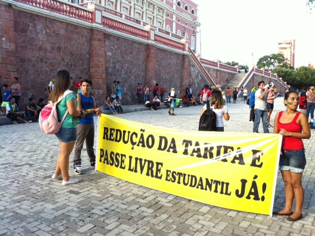 Grupo ocupa o Largo São Sebastião, no Centro de Manaus (Foto: Tiago Melo/G1 AM)