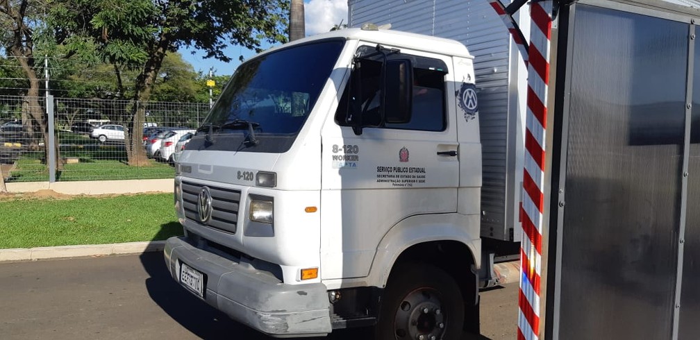 Caminhão a serviço do governo estadual chega a empresa que produz máscaras de segurança em Sumaré (SP) — Foto: Jonatan Morel/EPTV