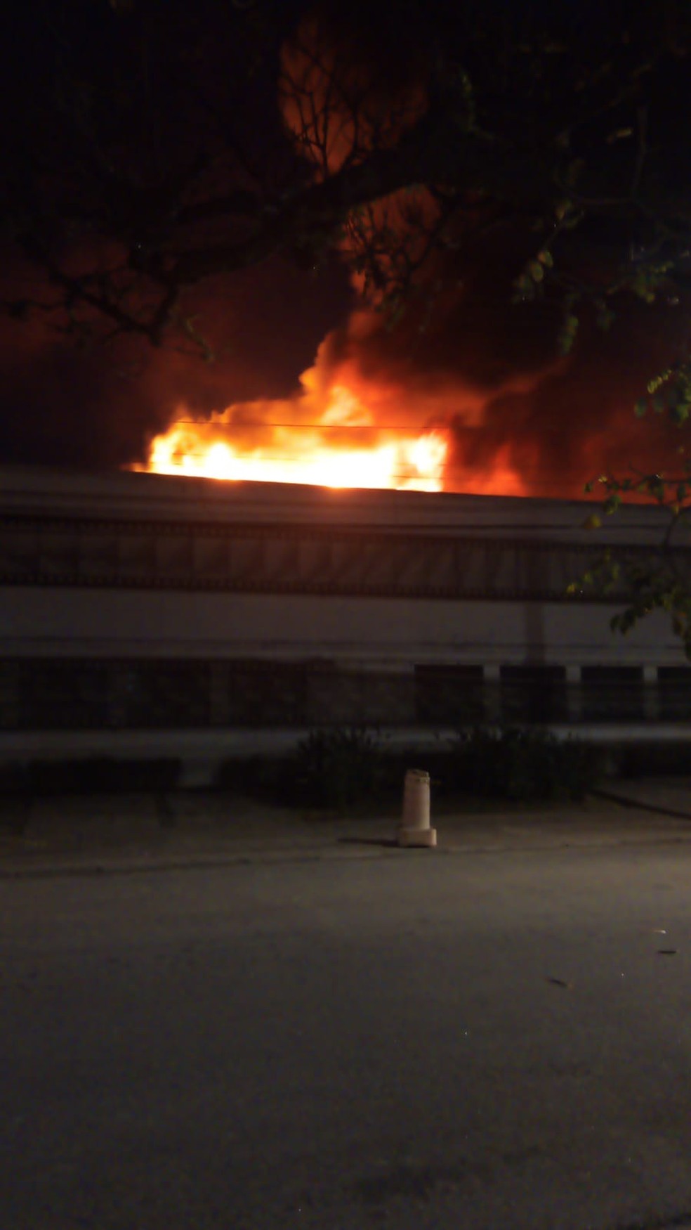 Incêndio no galpão da Cinemateca Brasileira na Vila Leopoldina, Zona Sul de SP.  — Foto: Reprodução/TV Globo