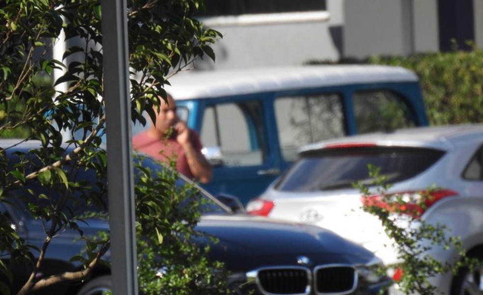 Emerson Sheik no estacionamento do CT do Corinthians nesta segunda-feira — Foto: Marcelo Braga