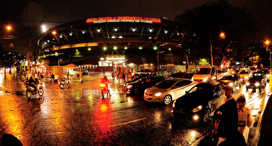 Em algumas partes do estádio do Morumbi começam a ter a energia restabelecida