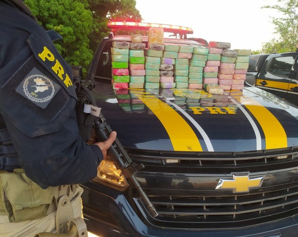 PRF apreende cerca de 67 quilos de pasta base de cocaína na BR-222, em Açailândia — Foto: Divulgação/PRF