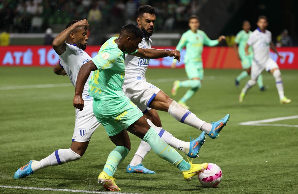 Endrick dá assistência e amadurece primeiro gol pelo Palmeiras