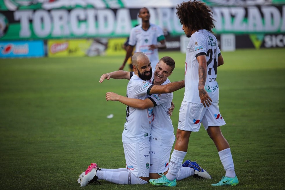 Guilherme Pira foi comemorar o gol com Daniel Costa, que deu o passe — Foto: Ismael Monteiro/Manaus FC