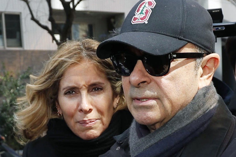 Esposa de Carlos Ghosn é alvo de mandado de prisão, diz imprensa japonesa — Foto: Foto de março de 2019 mostra o ex-presidente da Nissan, Carlos Ghosn, e sua esposa, Carole Ghosn, em Tóquio