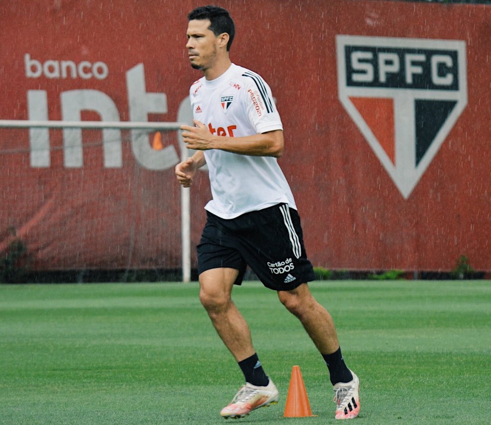 Hernanes corre em treino do São Paulo — Foto: Erico Leonan / saopaulofc.net