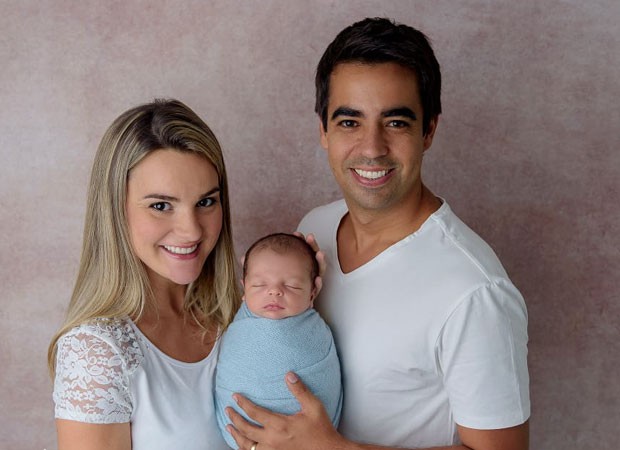 Thalita Ribeiro e Patrick Oliveira com o filho, Theo (Foto: Nanda Tirre)