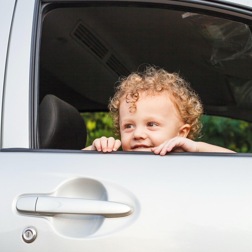 Criança olhando pela janela do carro (Foto: Shutterstock)