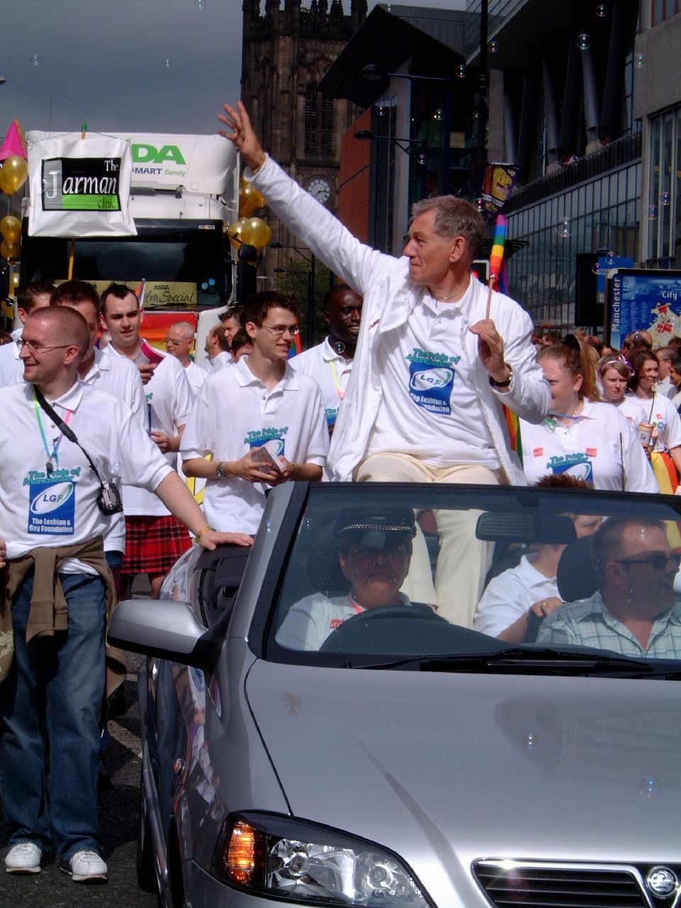 Ian McKellen em uma parada gay europeia em 2003 (Foto: Wikimedia/Norbert Blech)