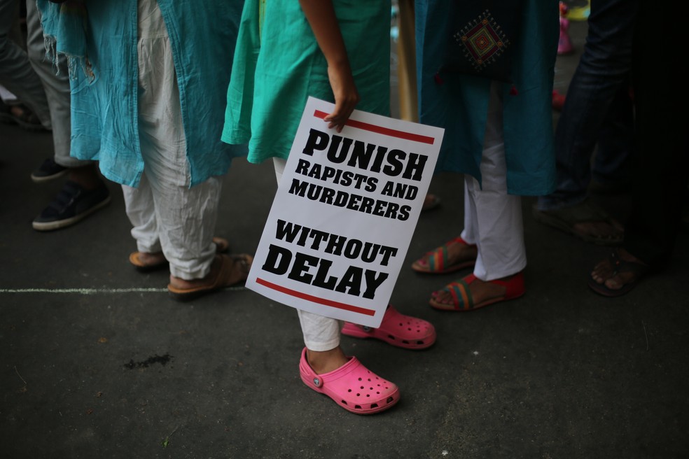 Em foto de abril de 2018, manifestante protesta contra casos de estupro em Nova Delhi, na Ãndia (Foto: AP Photo/Oinam Anand)