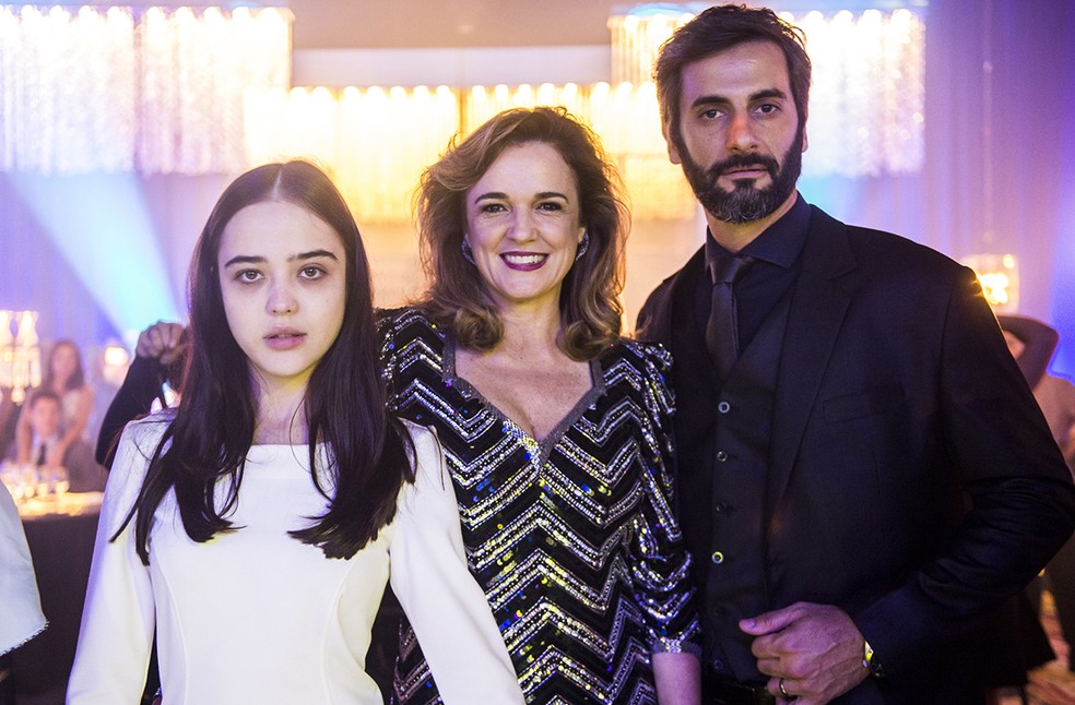 Bella Piero, Sandra Corveloni e Flávio, juntos na festa de lançamento da novela. Na trama, Laura é filha de Lorena e enteada de Vinícius (Foto: Raquel Cunha/Globo)