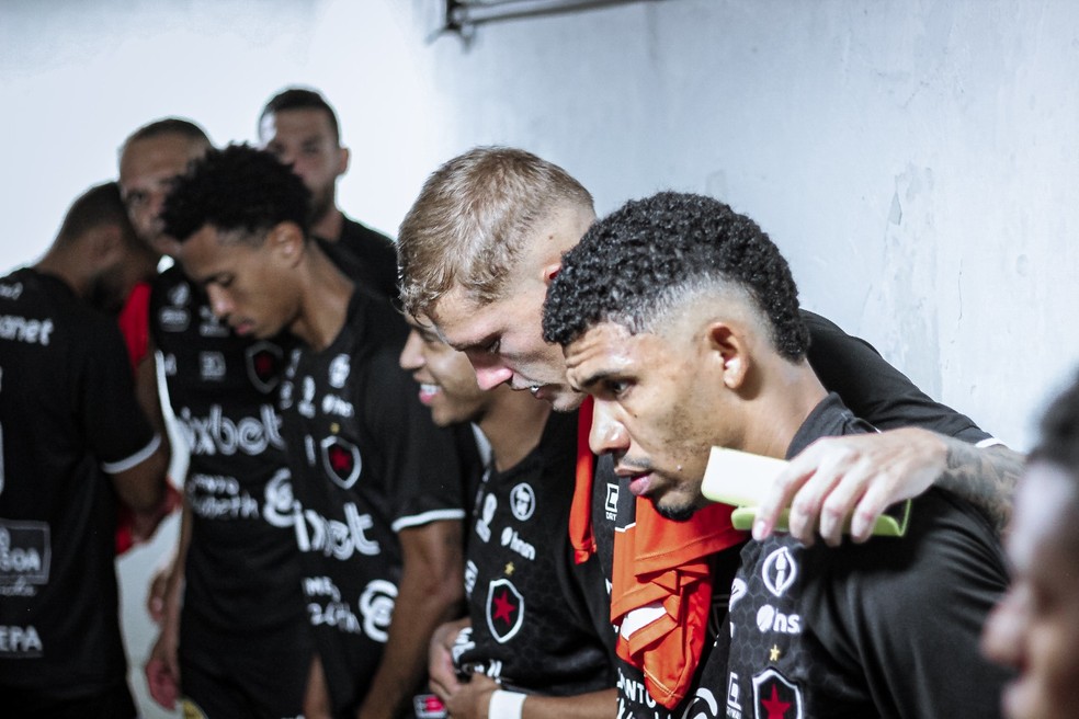 Jogadores do Botafogo-PB perfilados — o clube paraibano também nunca foi rebaixado — Foto: Cristiano Santos / Botafogo-PB