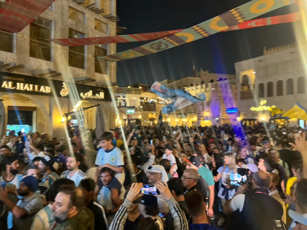 Torcida da Argentina faz festa no Catar antes de semifinal  Foto: Martn Fernandez