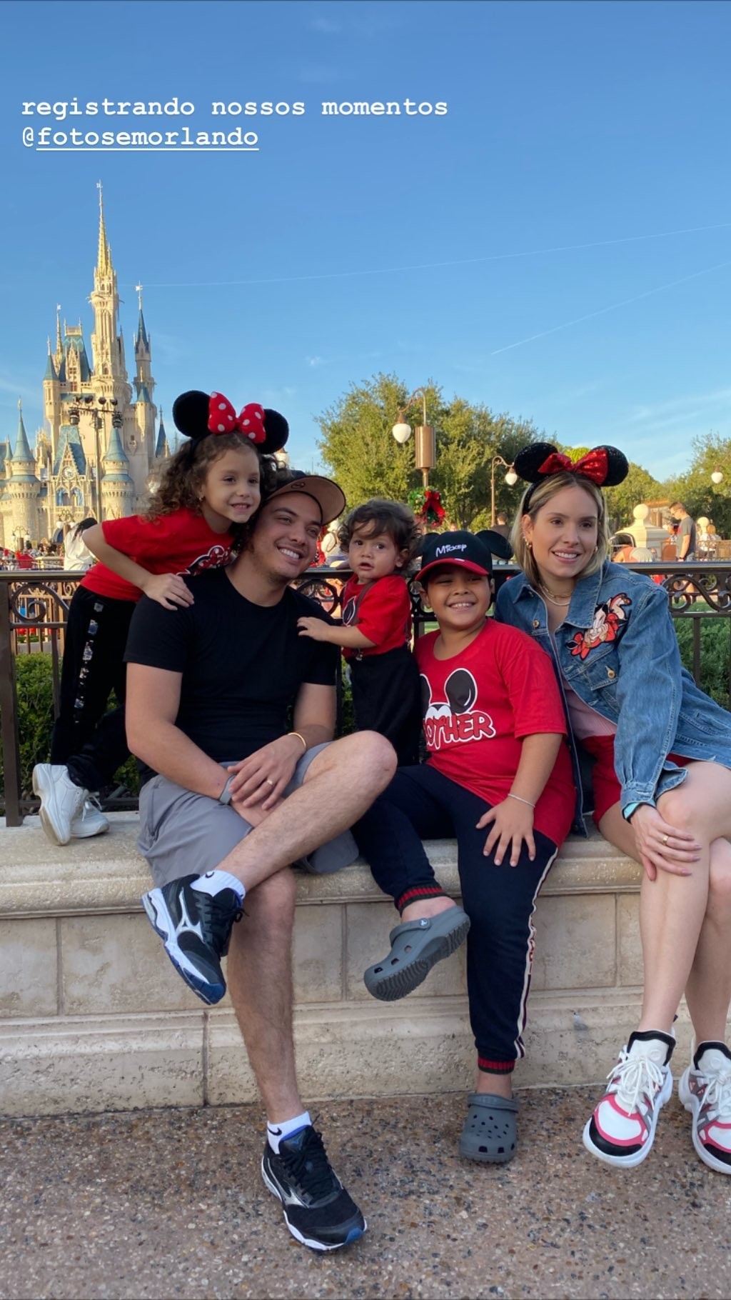 Wesley Safadão curte Disney com a mulher, Thyane, e os filhos, Yhudi, Ysis e Dom (Foto: Reprodução/Instagram)
