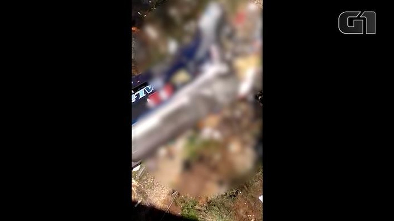 Ônibus cai de viaduto em João Monlevade (MG)