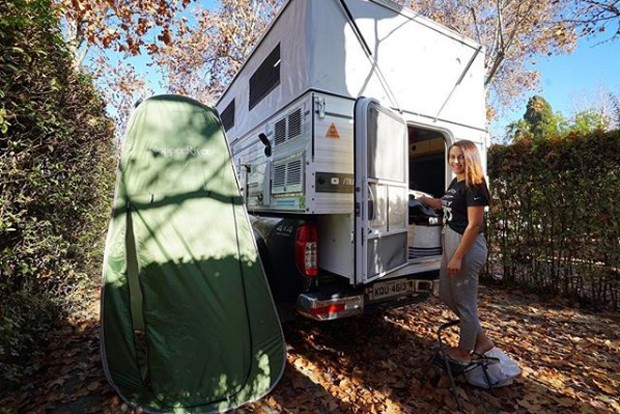 travel-and-share-casal-brasileiro-que-viaja-o-mundo-em-um-carro-com-casinha-camping (Foto: Divulgação)