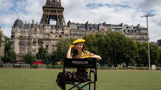 "Emily em Paris": Lily Collins reflete sobre críticas, aprendizados e segunda temporada
